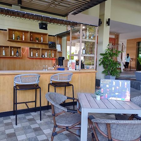 Craft Resort & Villas, Phuket Town Exterior foto The bar at the rooftop