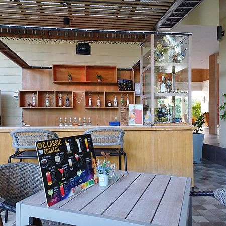 Craft Resort & Villas, Phuket Town Exterior foto The bar at the 101 Skybar