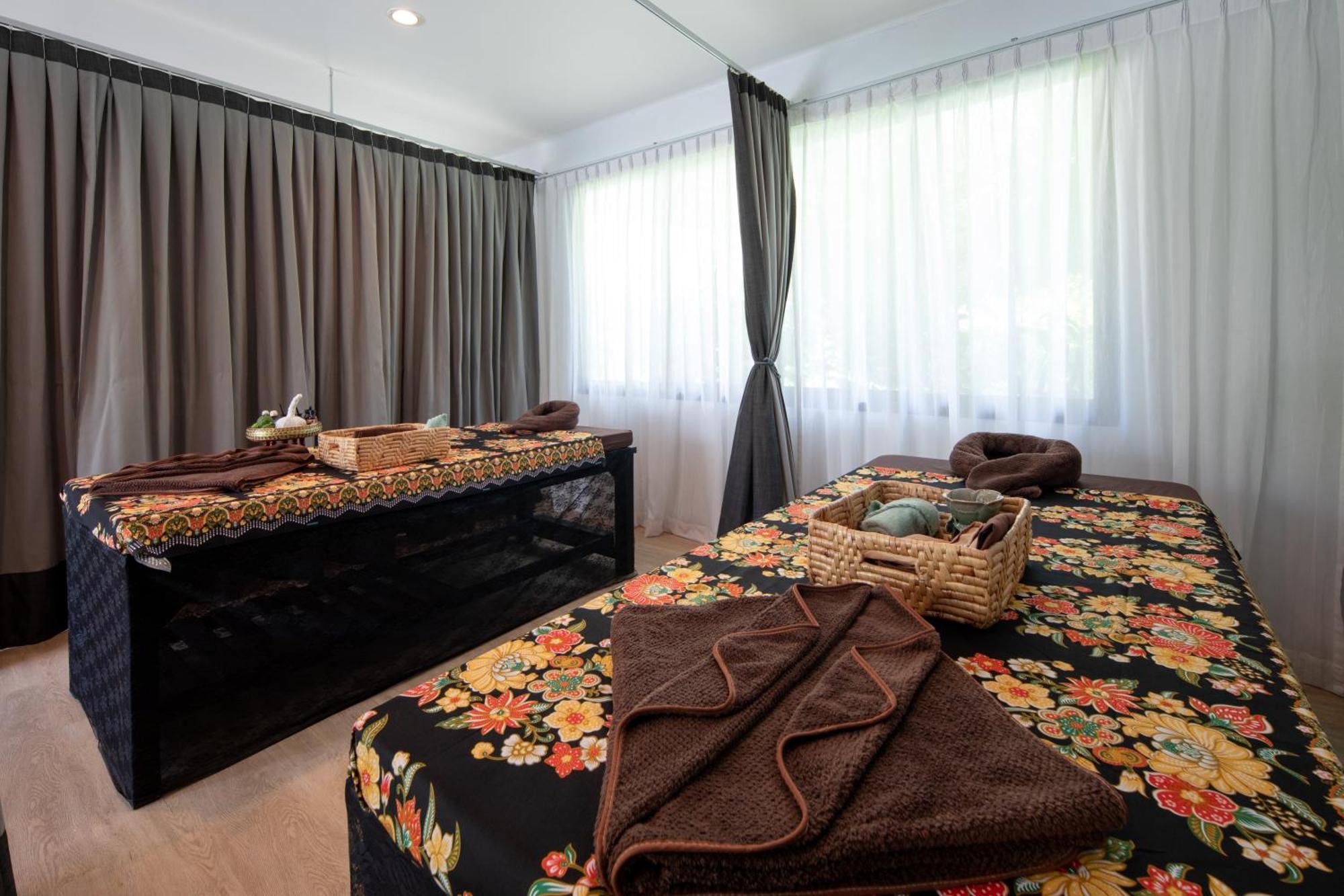 Craft Resort & Villas, Phuket Town Exterior foto Thai massage beds