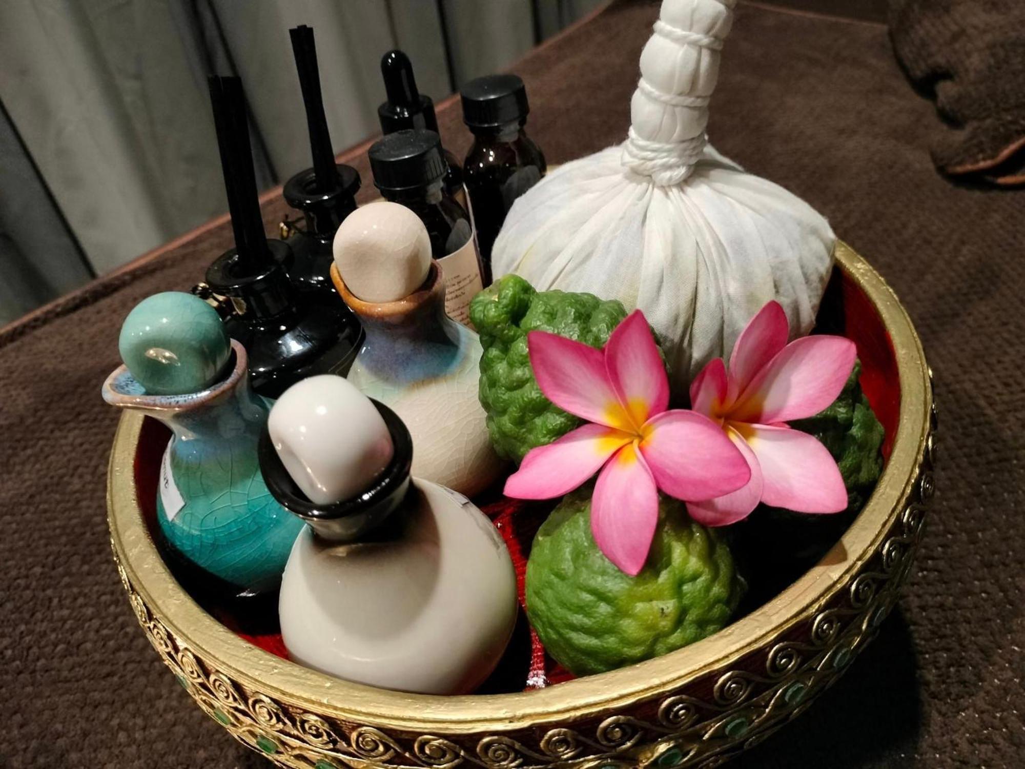 Craft Resort & Villas, Phuket Town Exterior foto Thai spa accessories