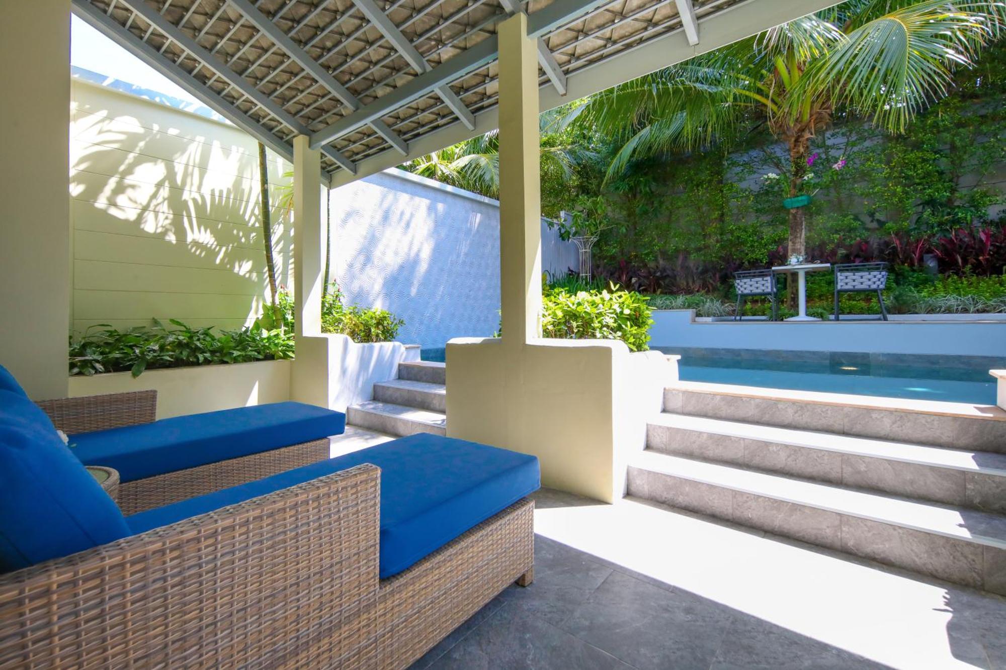 Craft Resort & Villas, Phuket Town Exterior foto The swimming pool at the hotel