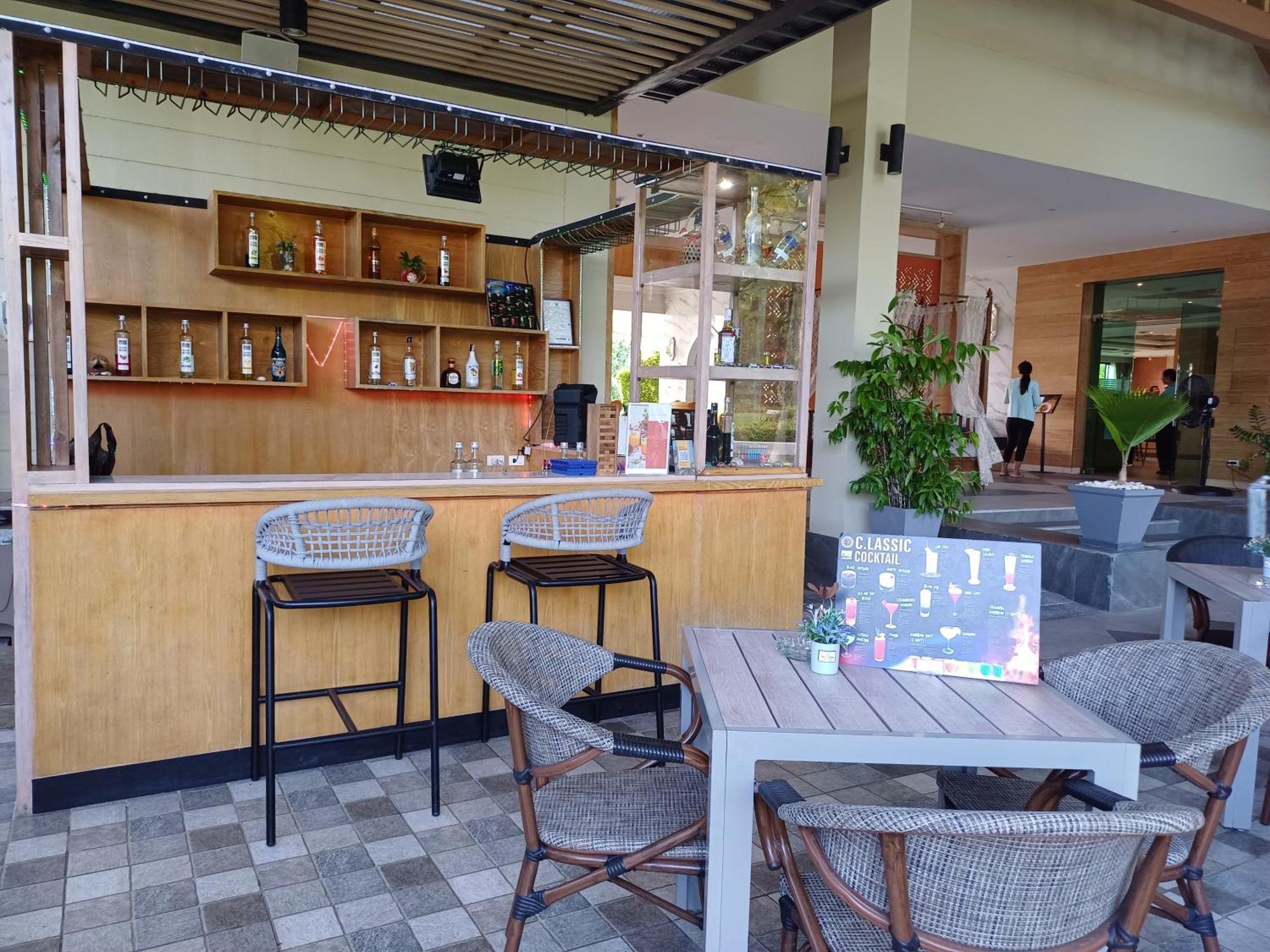 Craft Resort & Villas, Phuket Town Exterior foto The bar at the rooftop