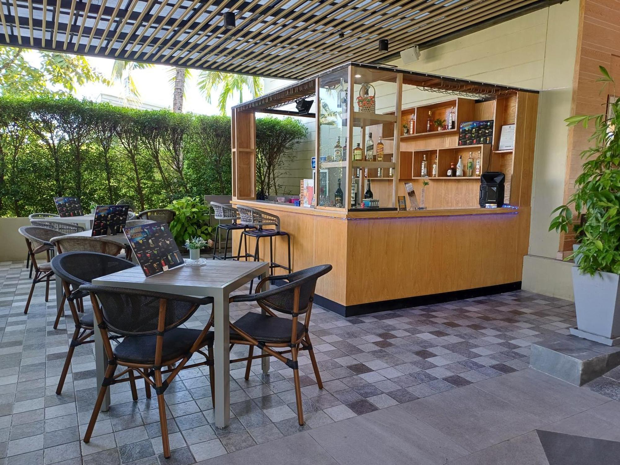 Craft Resort & Villas, Phuket Town Exterior foto The bar at the 10th floor