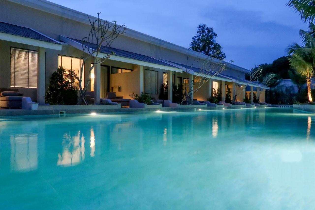 Craft Resort & Villas, Phuket Town Exterior foto The swimming pool at the hotel